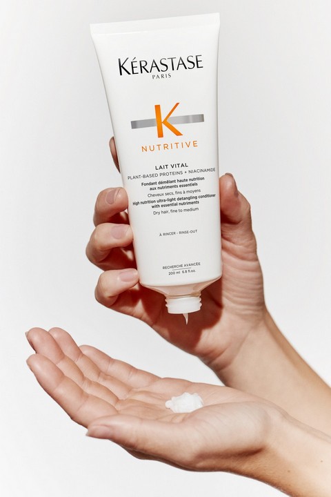 KER NUTRITIVE 2023 LAIT VITAL PRODUCT IN HANDS 03474637154981