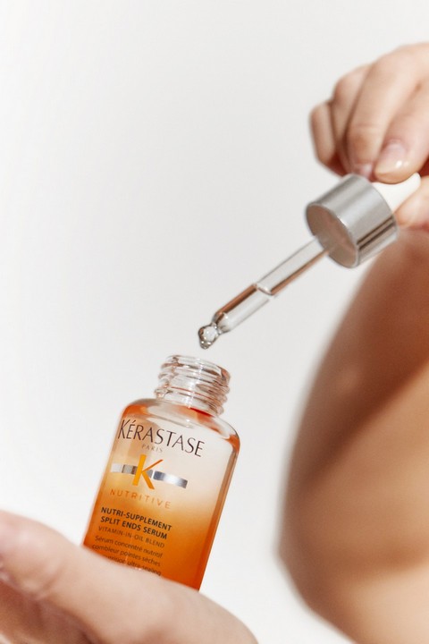 KER NUTRITIVE 2023 NUTRI SUPPLEMENT SPLIT ENDS SERUM PRODUCT IN HANDS 03474637155032