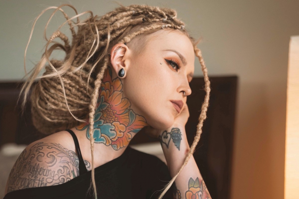 Η World Famous βάζει φωτιά στα προηγούμενα μελάνια τατουάζ 