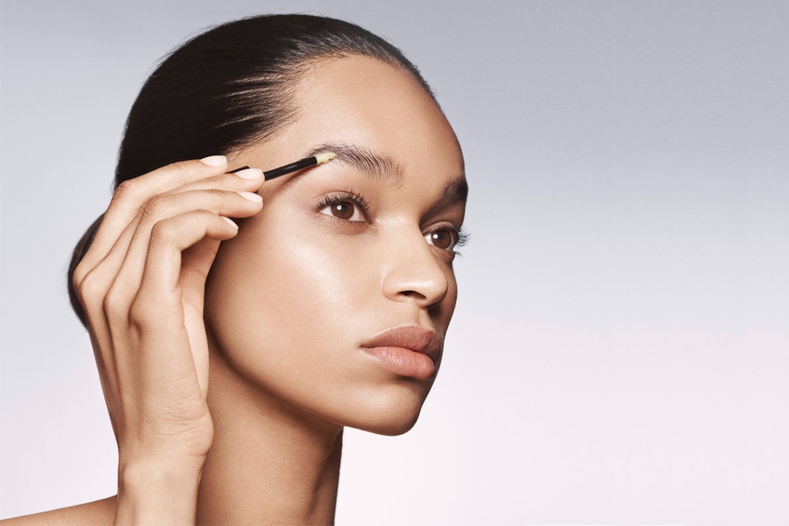 Πυκνά φρύδια με όγκο με το νέο Invati Brow Thickening Serum της Aveda