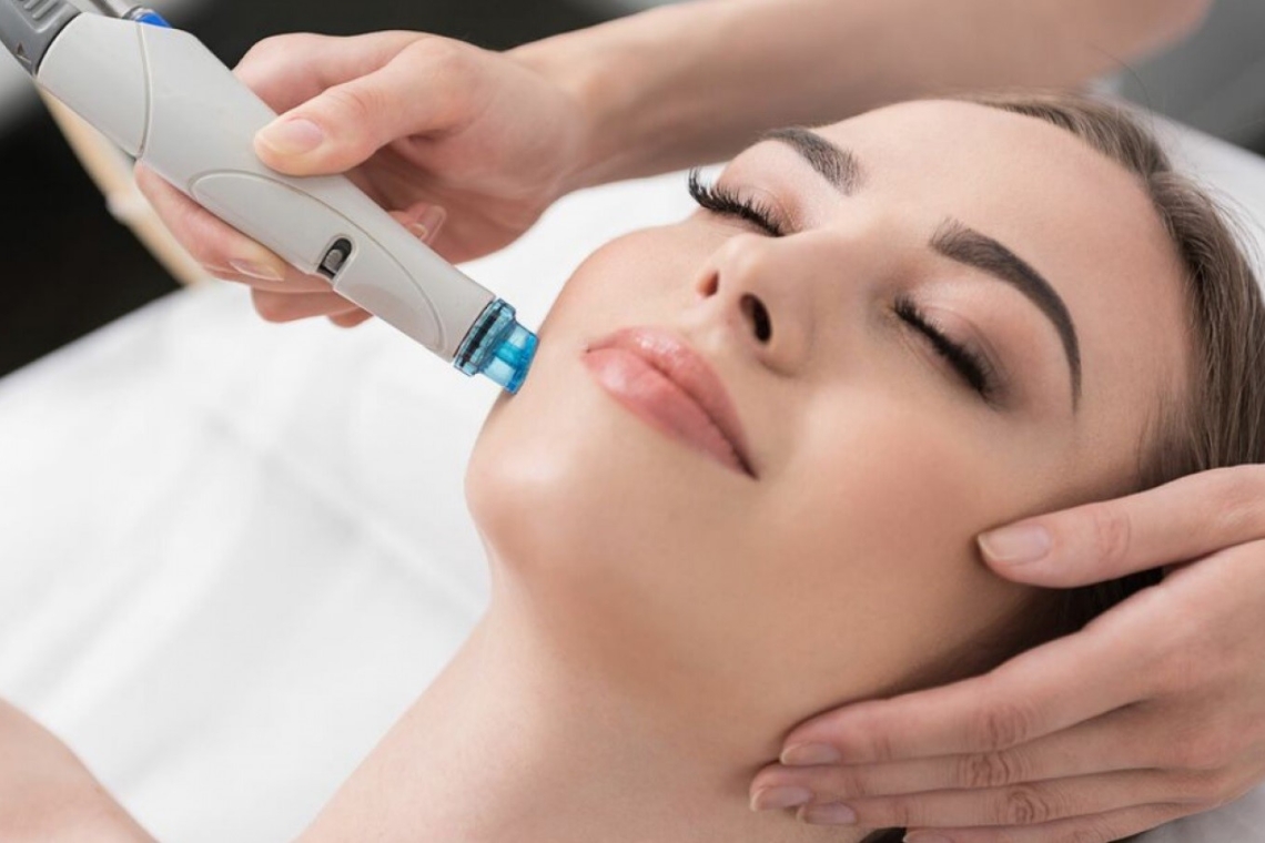 Επαναστατική θεραπεία Aqua Derm+ για άμεσο αποτέλεσμα λάμψης