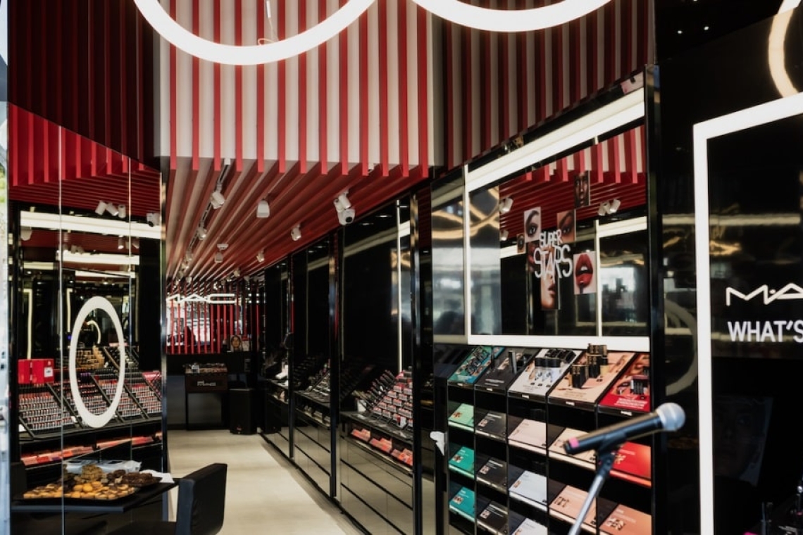 Το ανανεωμένο κατάστημα της MAC Cosmetics στη Γλυφάδα άνοιξε τις πόρτες του