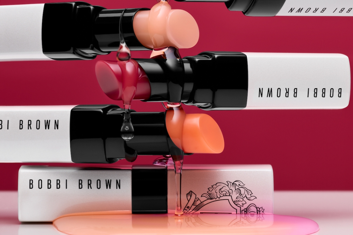 Η Bobbi Brown παρουσιάζει τα ανανεωμένα extra lip tints